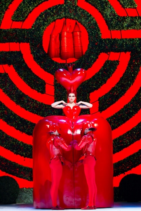 ハートのクイーンを演じるゼナイダ・ヤノウスキー、ロンドのロイヤル・オペラ・ハウスでの英国ロイヤル・バレエ団公演『不思議の国のアリス』